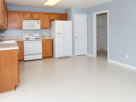 3rd image of 734 Wyndhurst Dr