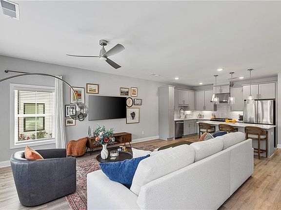 3rd image of 2414 Lakeshore Ln