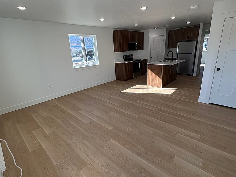 950 Valentine Ln — Photo 3