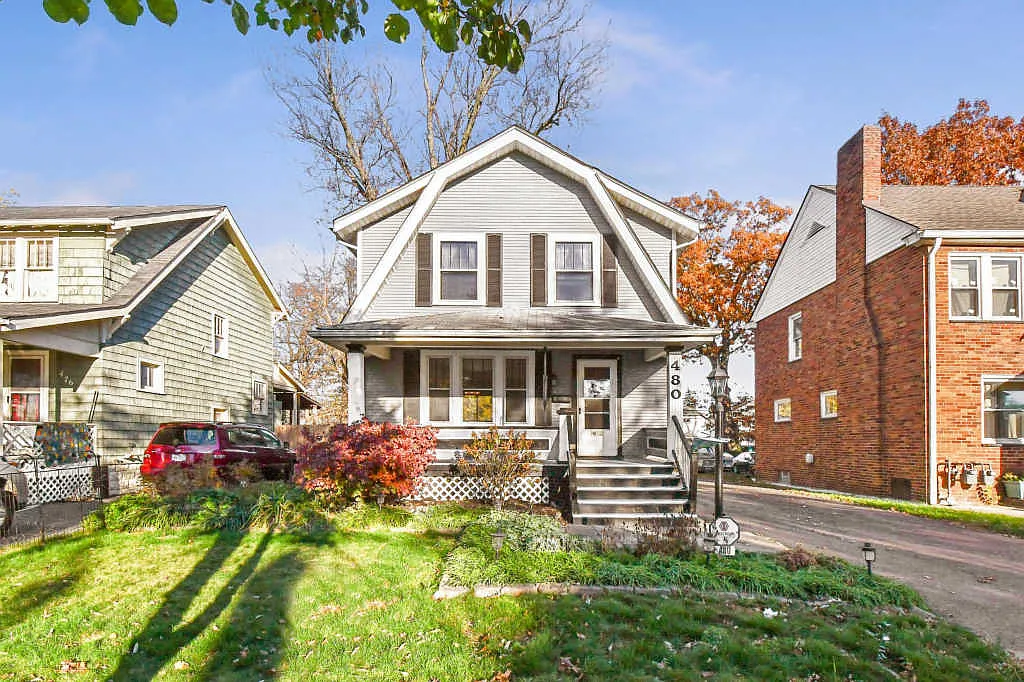 480 Wrexham Ave photo 1
