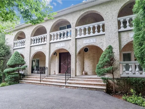 22 Wallenberg Cir, Monsey, NY 10952