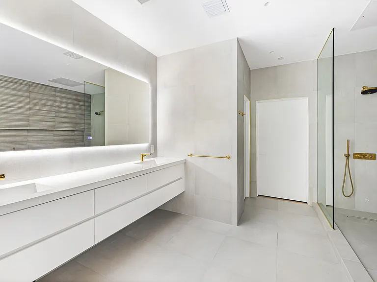 442 W 22nd St — Photo 13