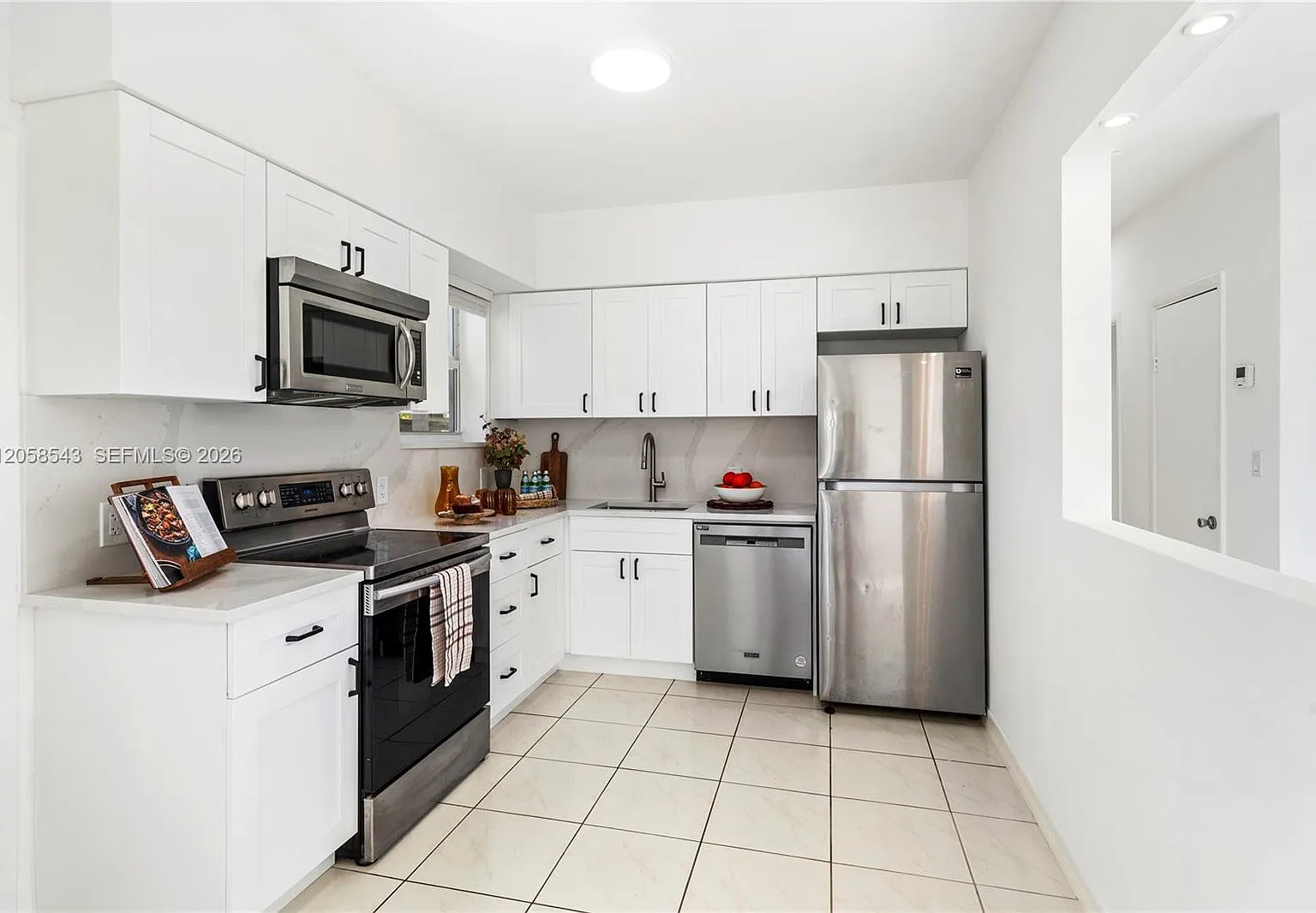 3 bed, 2.0 bath, 1076 sqft, $3,495 — Photo 2