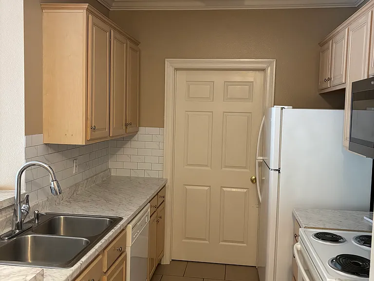 12430 River Highlands Dr #F — Photo 2