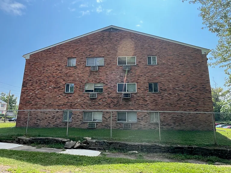 Colonial Manor — Photo 9