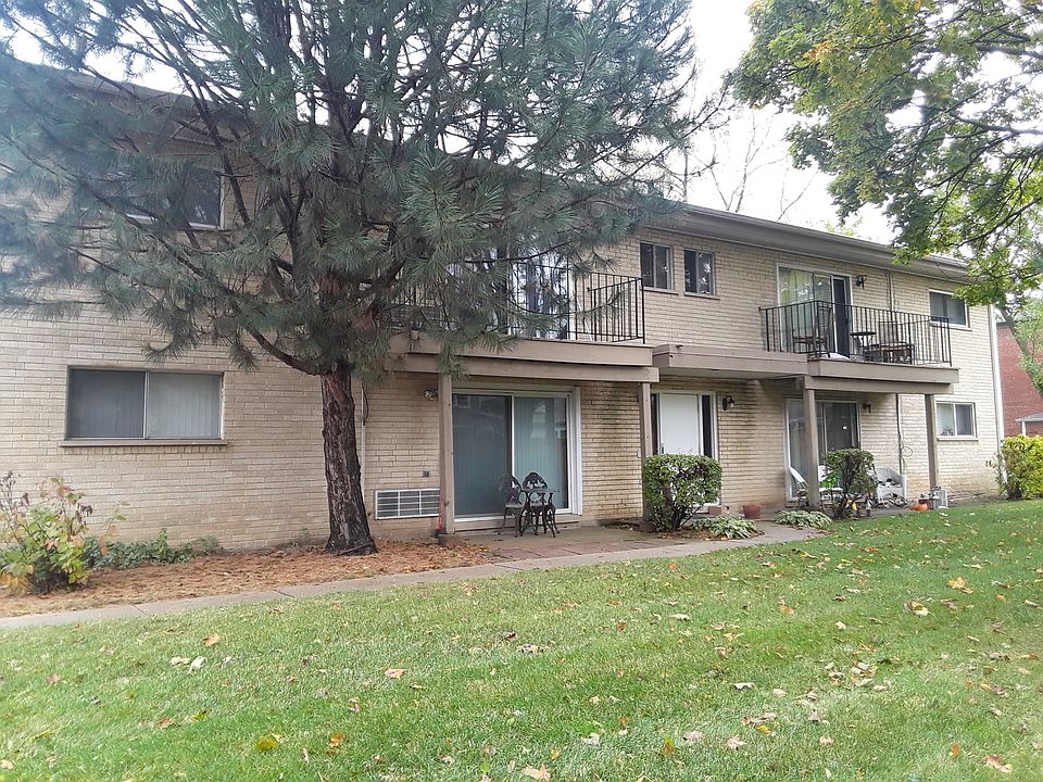 2nd image of 19 E Palatine Rd APT 2C