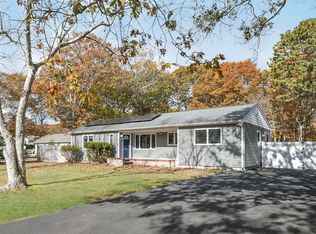 21 Woodridge Rd, Hampton Bays, NY 11946