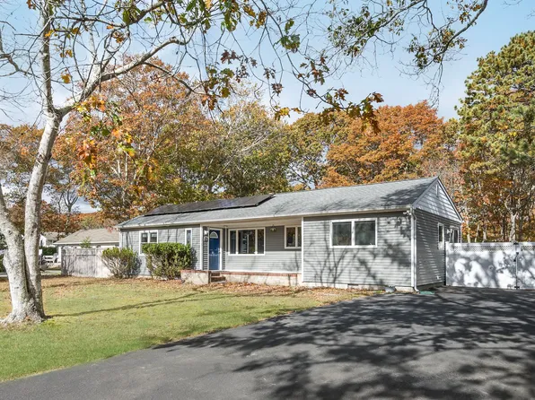 21 Woodridge Rd, Hampton Bays, NY 11946