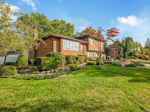 40 Damin Drive, Farmingdale, NY 11735