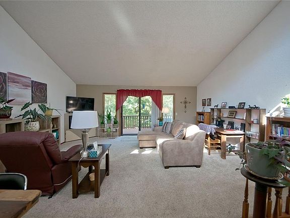 3rd image of 33 Estes Dr