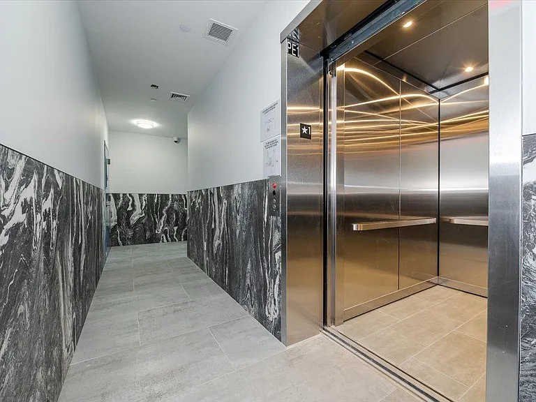 2115 Burr Ave #4D — Photo 2