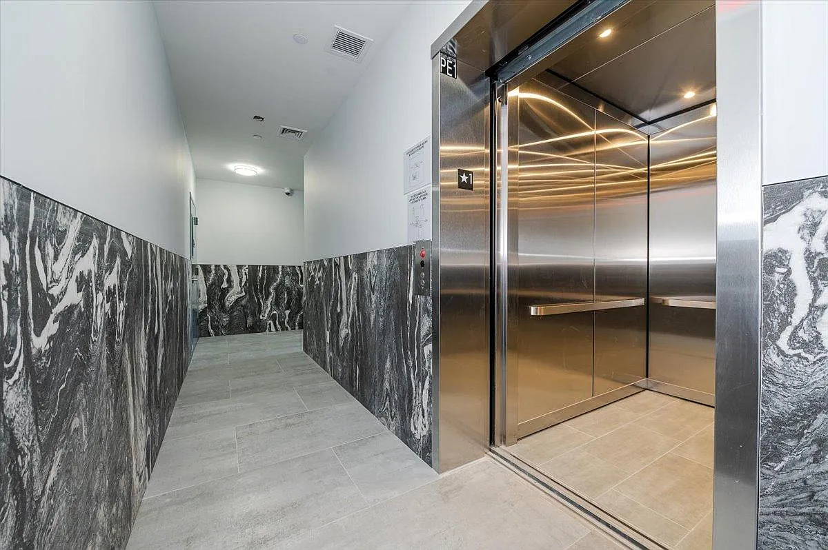 Building Photo - 2115 Burr Ave #4D