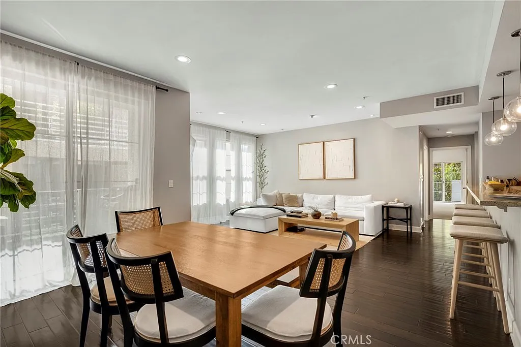 2 bed, 1400 sqft, $4,500 — Photo 4