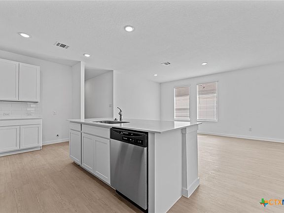 3rd image of 716 Horsetail Ln