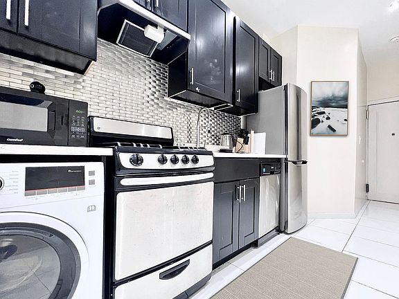 2nd image of 320 Manhattan Ave APT 42
