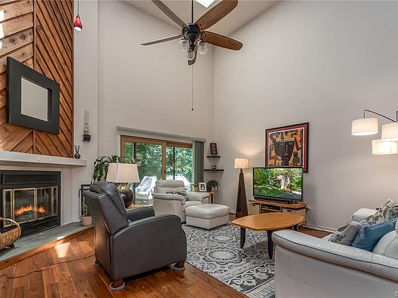 2nd image of 1913 Sorrento Pl