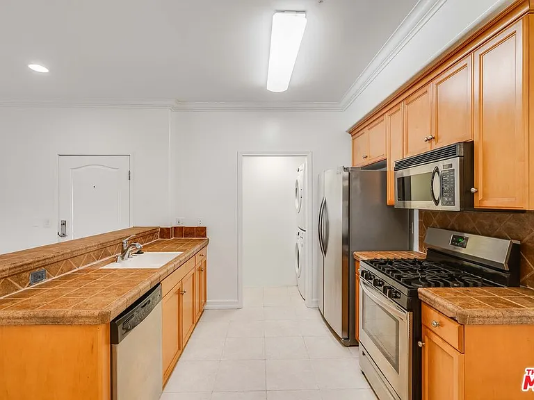 2335 S Bentley Ave #201 — Photo 5