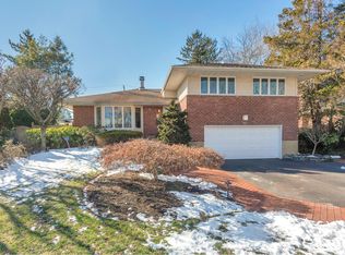 17 Glenwood Rd, Plainview, NY 11803