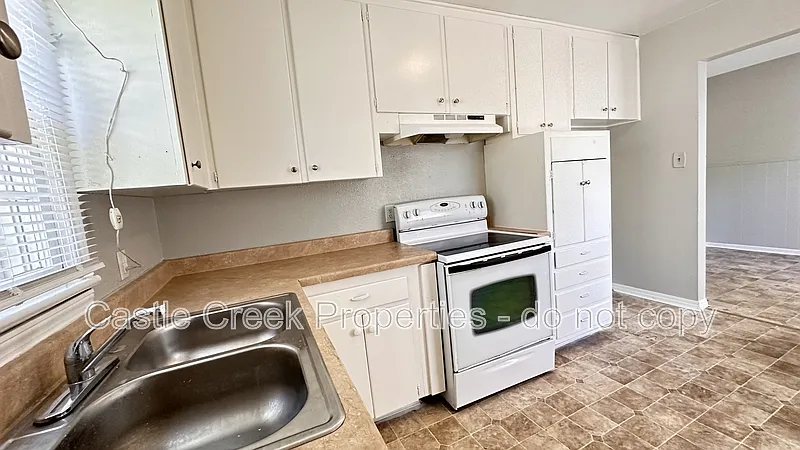 3 bed, 1.0 bath, 900 sqft, $1,075 — Photo 4