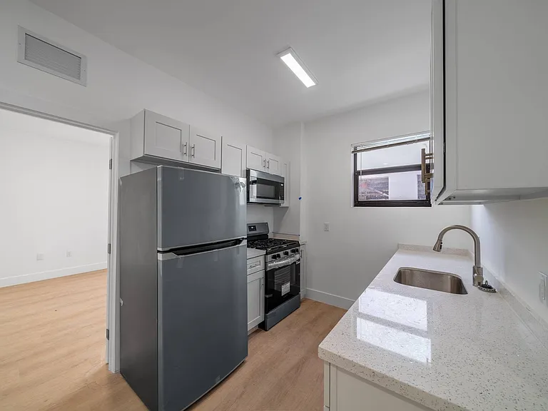 newly renovated in Little Havana! 1/1 $1,800/m & 2/1 $2,000/m, remodelados en Little Havana. — Photo 9