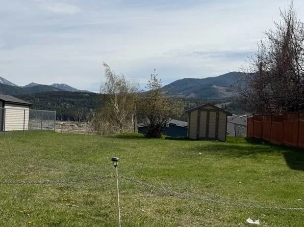 8642 22nd Ave, Crowsnest Pass, AB T0K 0M0