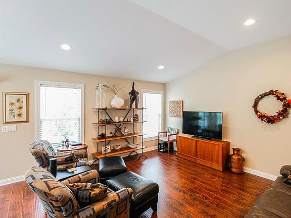 4th image of 6105 Summerset Dr