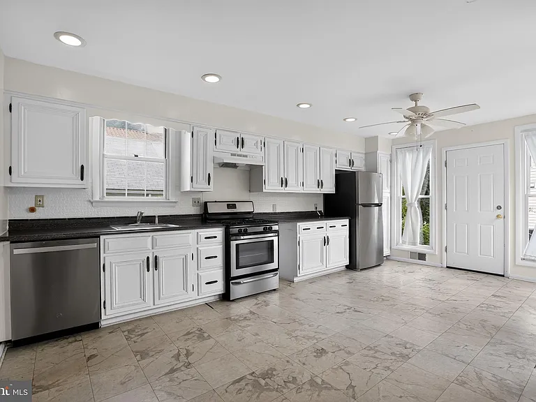 1327 S Queen St — Photo 3