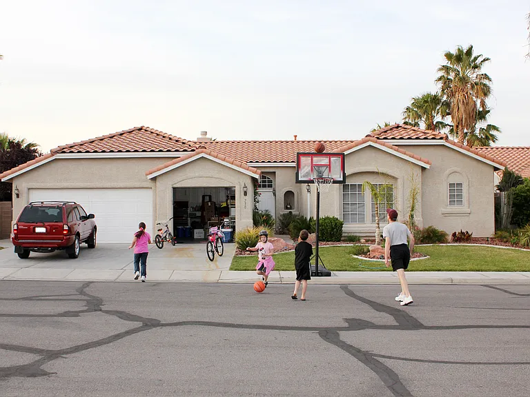 Great long-term neighbors! Walking distance to schools, grocery, restaurants, parks, etc. Bike lanes. Great highway access. Really good location. 5-10 minutes from the strip, UNLV, library, parks, shopping, stadium, outlet mall, rec center, etc.