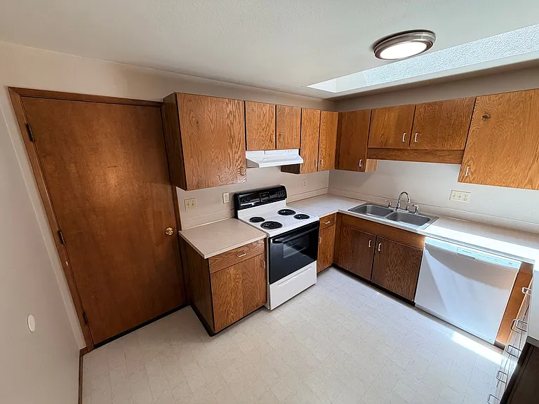 Two Bedroom Duplex in South Salem — Photo 4