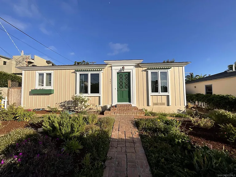 741 Arenas St — Photo 4