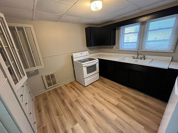 5th image of 117 E College St #100