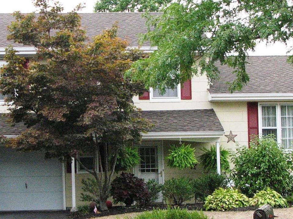 Spacious split level, quiet street