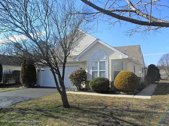 3rd image of 16 Pine Hollow Ln
