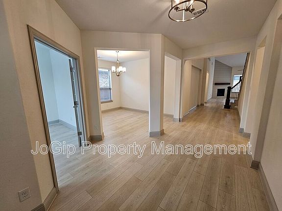 5th image of 3216 Southampton Dr