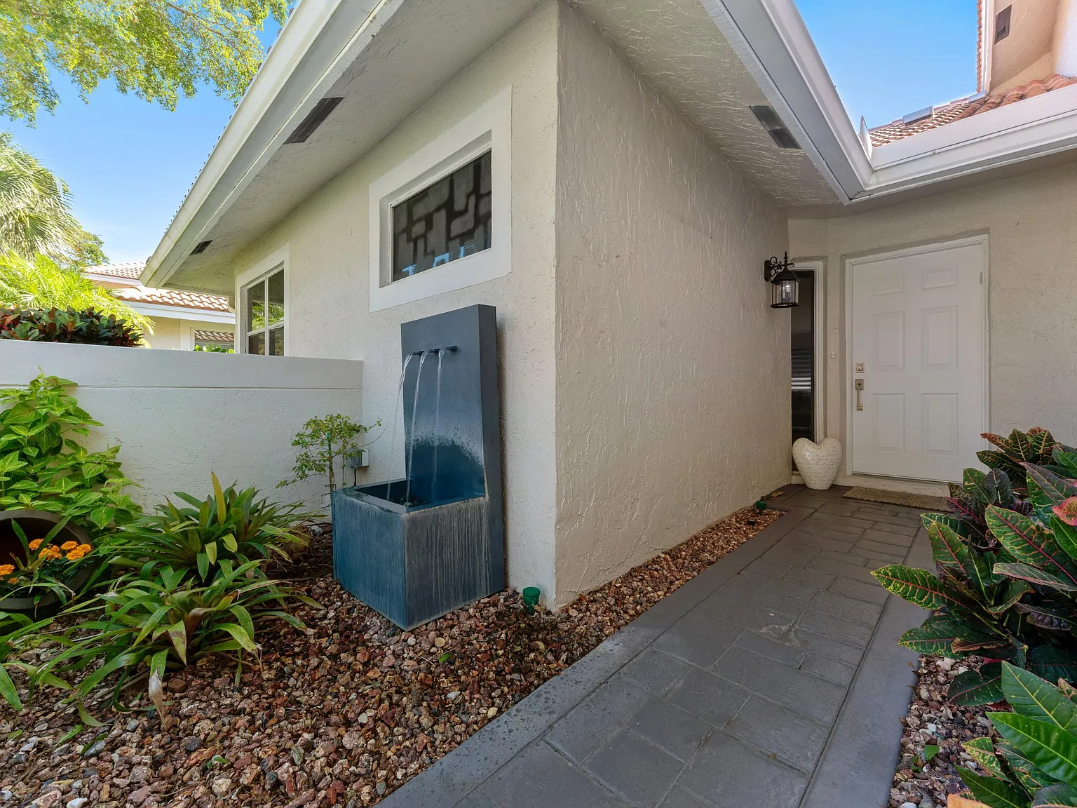2 bed, 2.5 bath, 1483 sqft, $13,000 — Photo 2