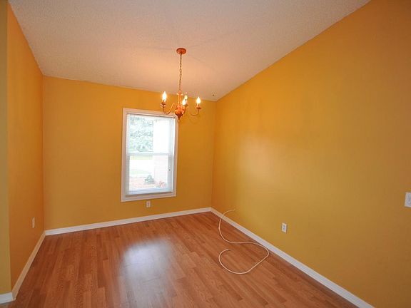 4th image of 40 Pin Oak Dr