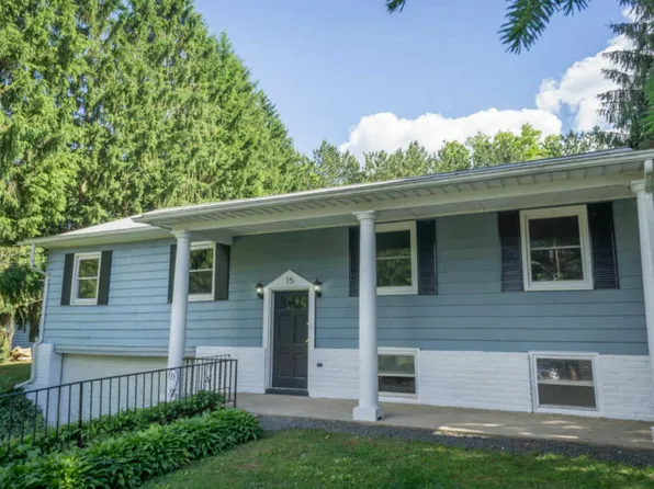 15 S Sunset Dr, Mountain Top, PA 18707