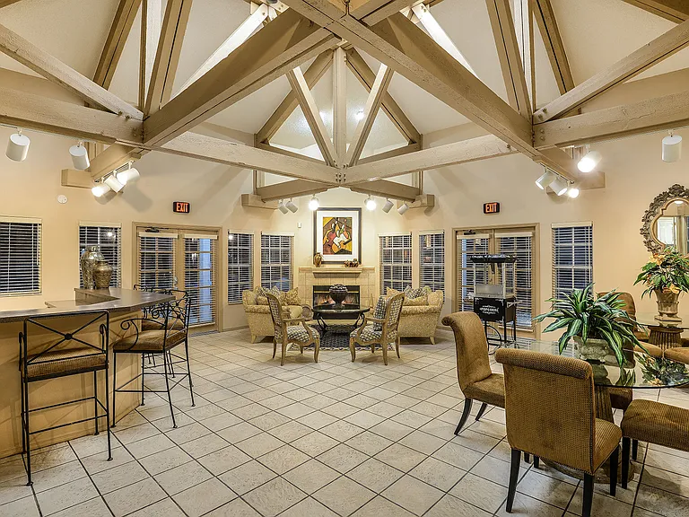 Colonial Pointe Apartments — Photo 8