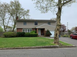 8 Caxton St, Melville, NY 11747