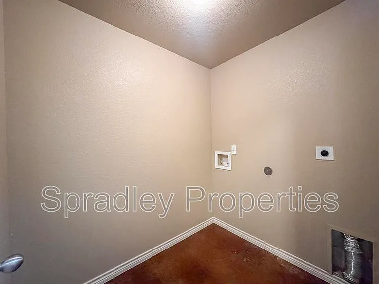 642 Laila Ln — Photo 9