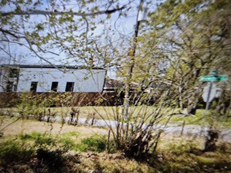 2nd image of 3202 Roland St
