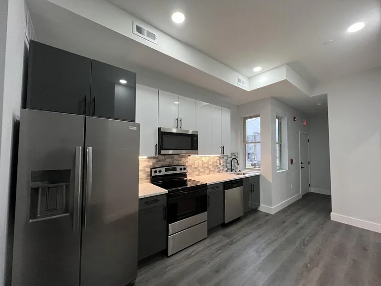 2439 N Marshall St — Photo 10