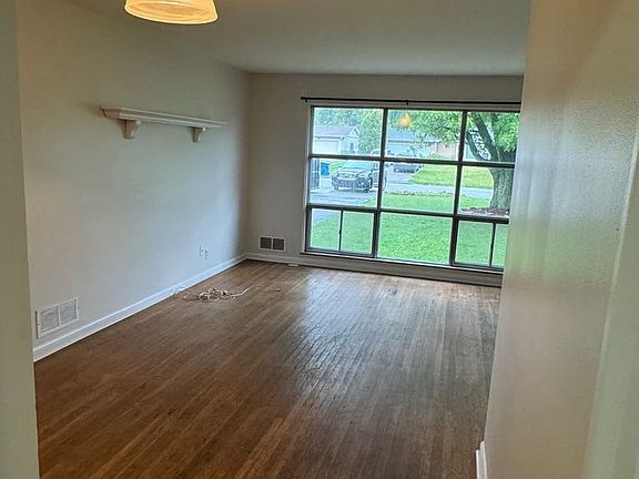 3rd image of 5802 N Oakland Ave