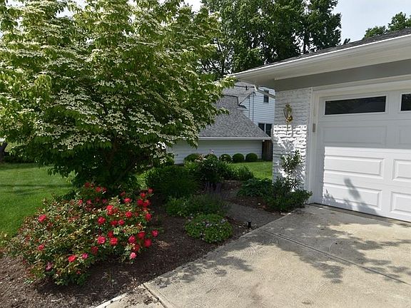 3rd image of 30514 Manhasset Dr