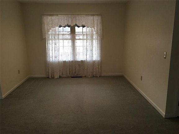 3rd image of 2825 Parkwood Dr