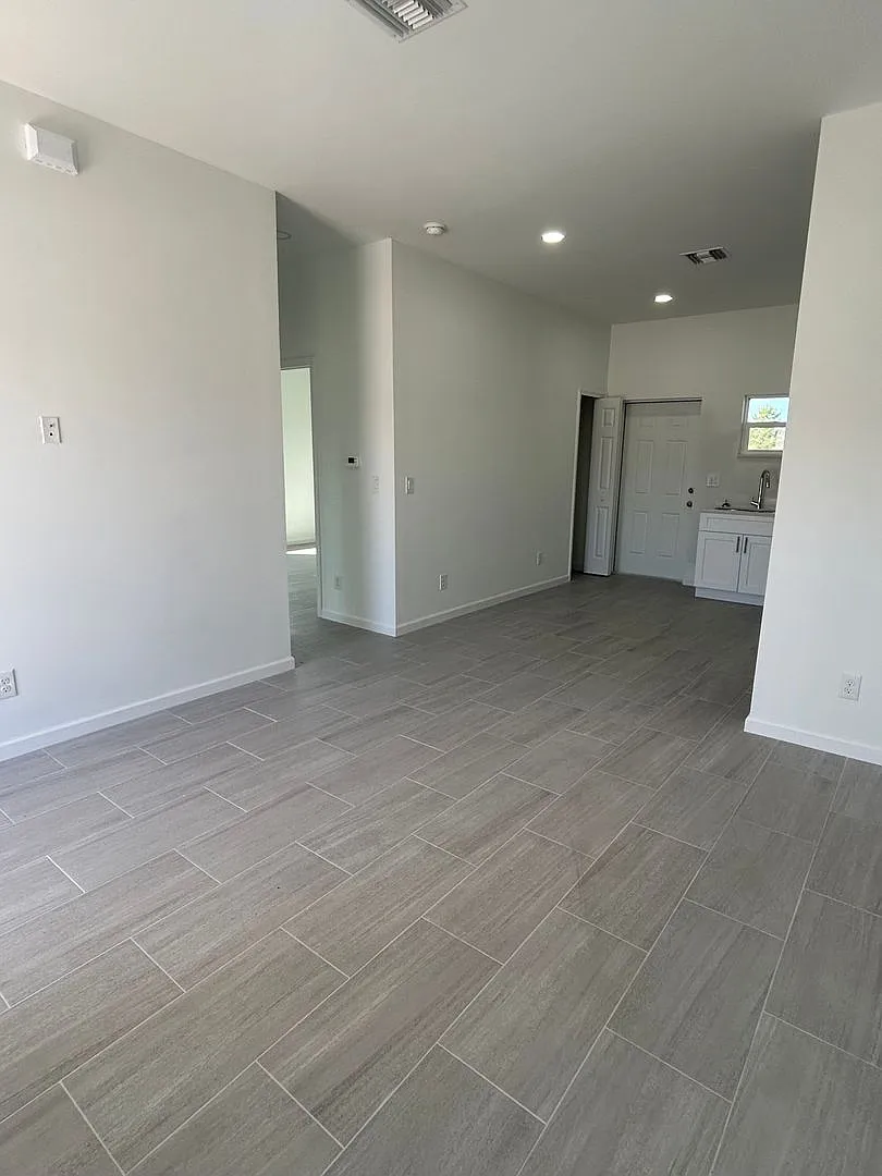 Brand-New Modern 2BR/2BA Home with Garage Desirable Lake Placid Location — Photo 3