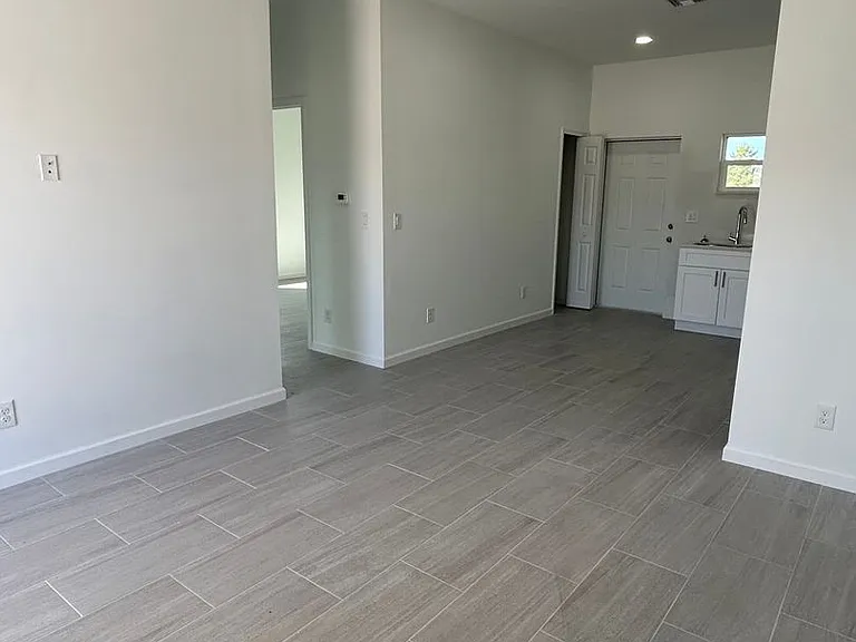 1142 Heron St — Photo 5