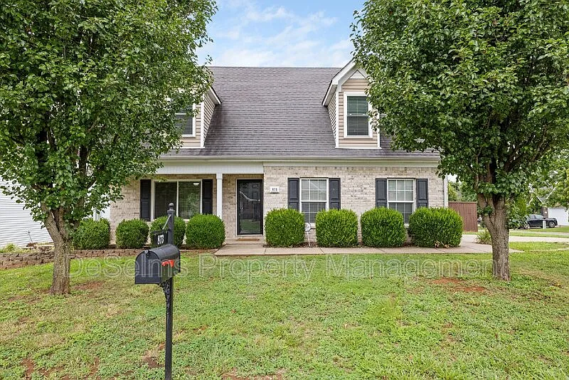 3 bed, 2.5 bath, 1717 sqft, $2,300 — Photo 2