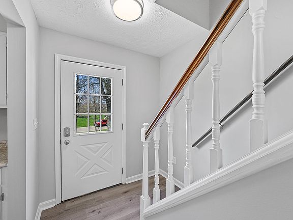 5th image of 12 Airview Dr #1