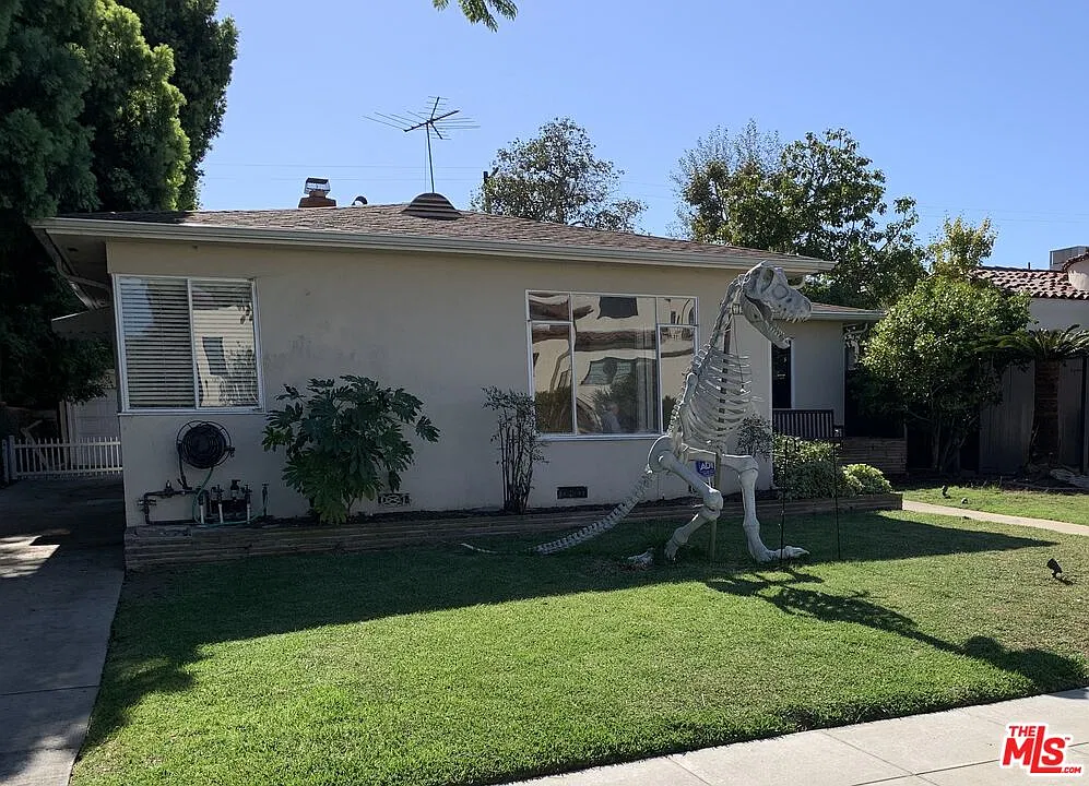 3 bed, 2.0 bath, 2110 sqft, $7,250 — Photo 2